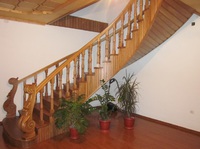 Деревянная лестница в дом из сосны